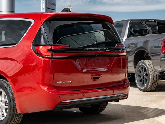 2027 Chrysler Pacifica Select, červená, 12 km, dovoz Kanada — foto 7 z 20