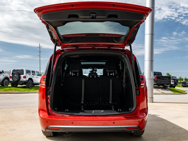 2027 Chrysler Pacifica Select, červená, 12 km, dovoz Kanada — foto 8 z 20