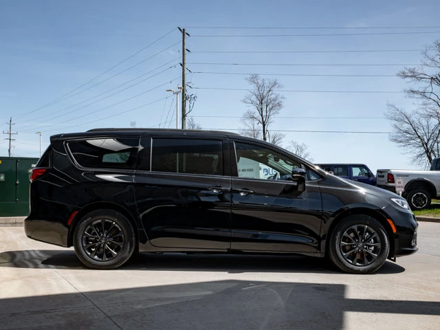 2026 Chrysler Pacifica Select, černá, 15 km, dovoz Kanada — foto 11 z 20