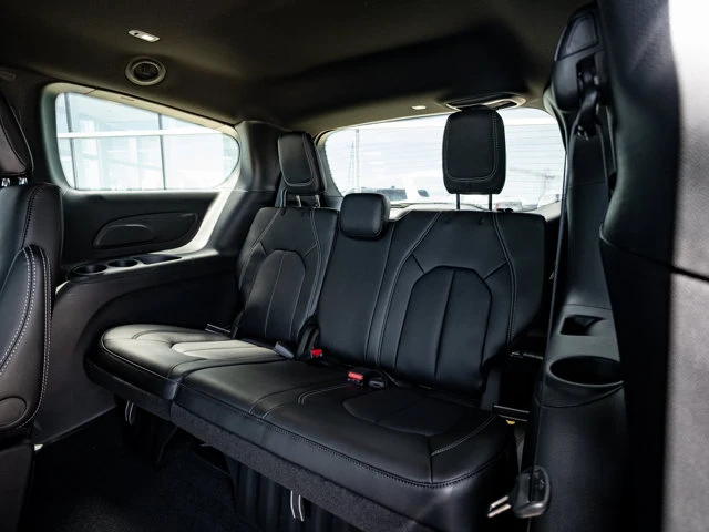2026 Chrysler Pacifica Select, černá, 15 km, dovoz Kanada — foto 16 z 20