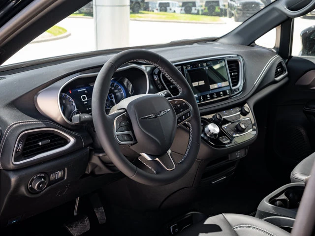 2026 Chrysler Pacifica Select, černá, 15 km, dovoz Kanada — foto 3 z 20