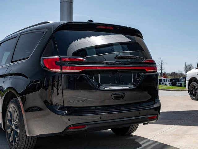 2026 Chrysler Pacifica Select, černá, 15 km, dovoz Kanada — foto 7 z 20