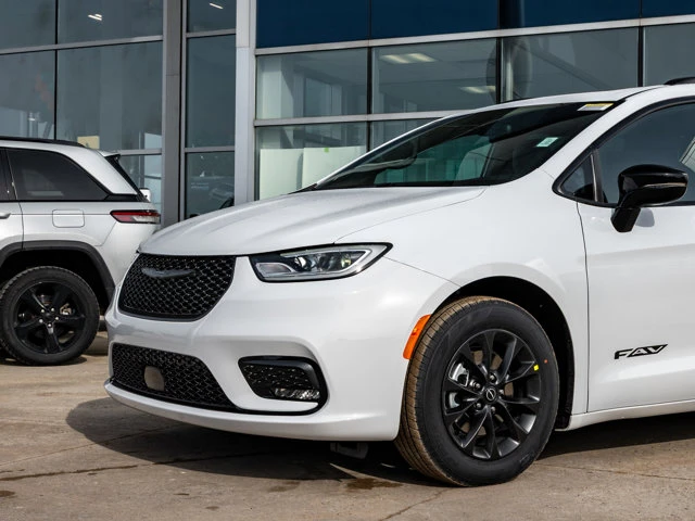 2026 Chrysler Pacifica Select, bílá, 17 km, dovoz Kanada — foto 15 z 20