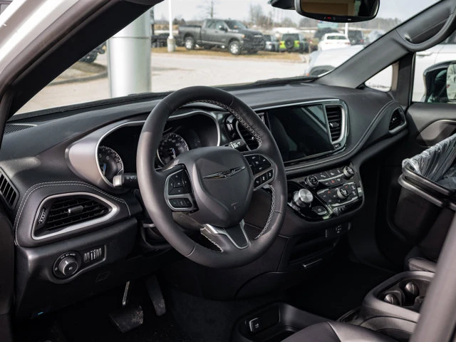2026 Chrysler Pacifica Select, bílá, 17 km, dovoz Kanada — foto 3 z 20