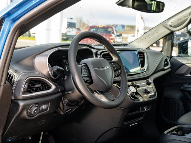 2026 Chrysler Pacifica Select, modrá, 25 km, dovoz Kanada — foto 3 z 20
