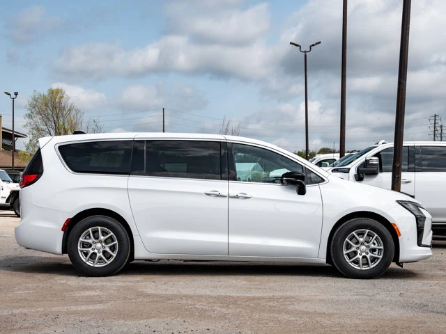 2027 Chrysler Pacifica Select, bílá, 17 km, dovoz Kanada — foto 11 z 20