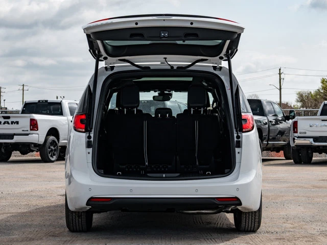2027 Chrysler Pacifica Select, bílá, 17 km, dovoz Kanada — foto 8 z 20