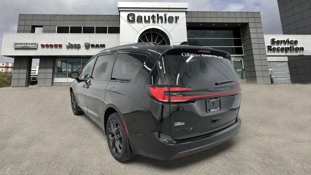 2026 Chrysler Pacifica Select, černá, 15 km, dovoz Kanada — foto 4 z 5