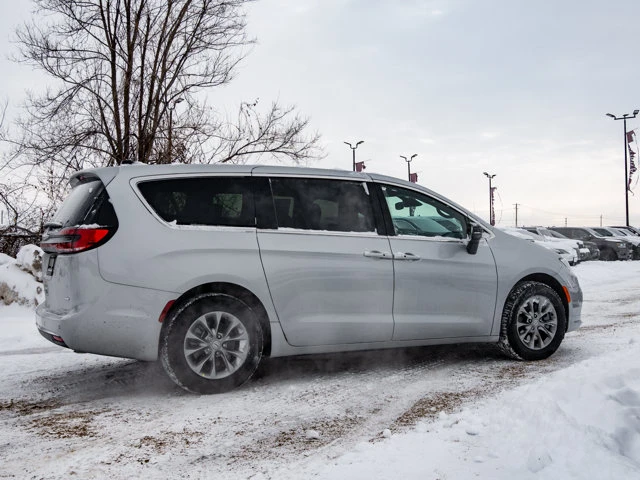 2026 Chrysler Pacifica Select, stříbrná, 100 km, dovoz Kanada — foto 10 z 20