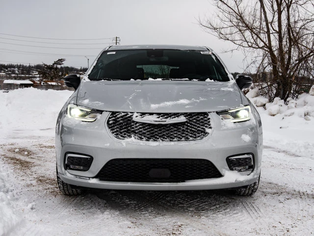2026 Chrysler Pacifica Select, stříbrná, 100 km, dovoz Kanada — foto 11 z 20
