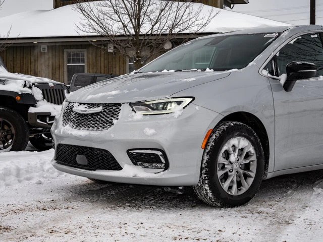 2026 Chrysler Pacifica Select, stříbrná, 100 km, dovoz Kanada — foto 12 z 20