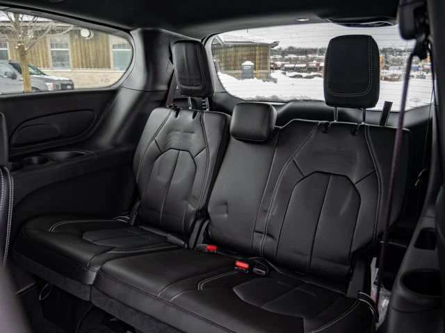 2026 Chrysler Pacifica Select, stříbrná, 100 km, dovoz Kanada — foto 14 z 20
