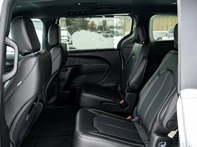 2026 Chrysler Pacifica Select, stříbrná, 100 km, dovoz Kanada — foto 15 z 20