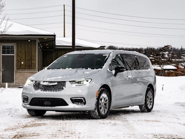2026 Chrysler Pacifica Select, stříbrná, 100 km, dovoz Kanada — foto 2 z 20