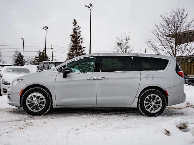 2026 Chrysler Pacifica Select, stříbrná, 100 km, dovoz Kanada — foto 5 z 20