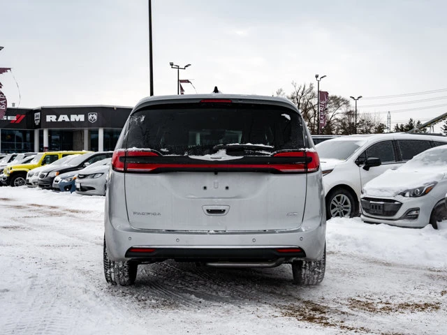 2026 Chrysler Pacifica Select, stříbrná, 100 km, dovoz Kanada — foto 6 z 20