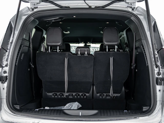 2026 Chrysler Pacifica Select, stříbrná, 100 km, dovoz Kanada — foto 8 z 20