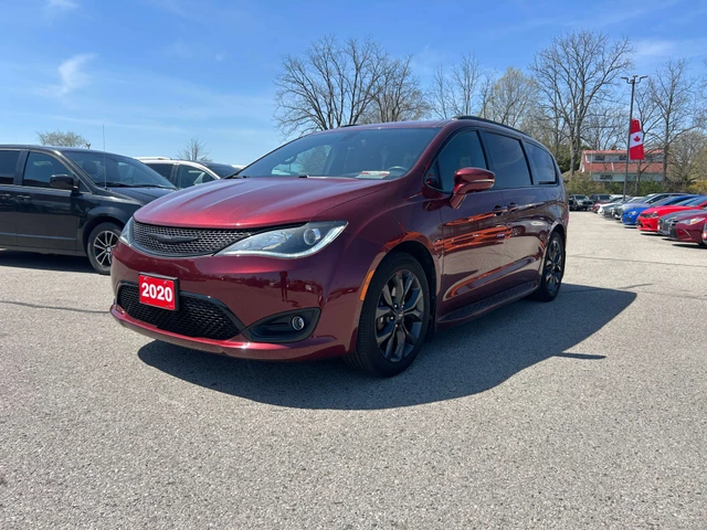 2020 Chrysler Pacifica LTD, červená, 65 000 km, dovoz Kanada — foto 2 z 19