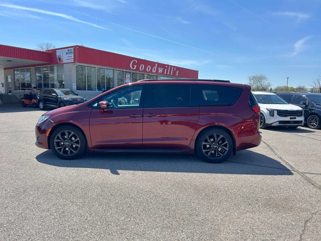 2020 Chrysler Pacifica LTD, červená, 65 000 km, dovoz Kanada — foto 3 z 19