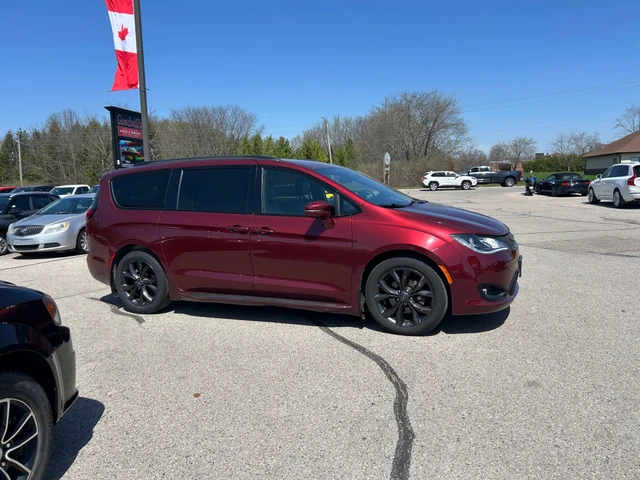 2020 Chrysler Pacifica LTD, červená, 65 000 km, dovoz Kanada — foto 7 z 19