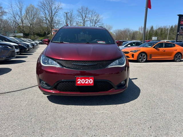 2020 Chrysler Pacifica LTD, červená, 65 000 km, dovoz Kanada — foto 9 z 19