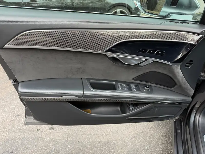 2021 Audi S8 Jammed up, 83 750 km, dovoz Kanada — foto 7 z 12