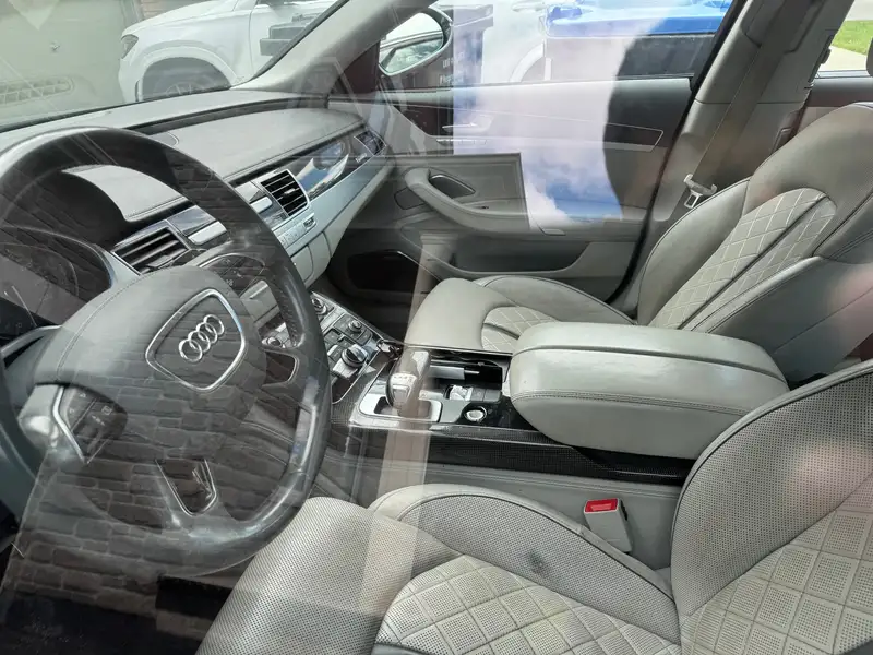 2013 Audi S8, modrá, 183 000 km, dovoz Kanada — foto 2 z 3