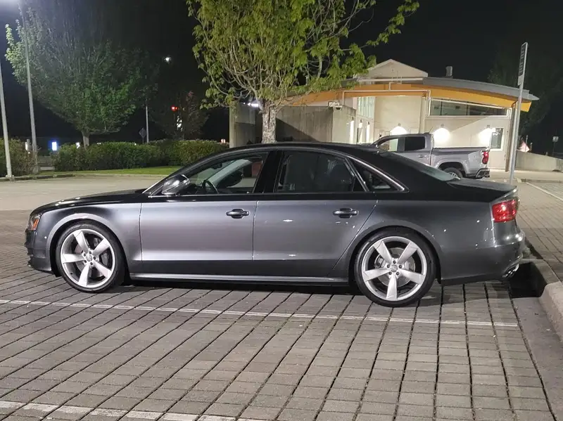 2013 Audi S8, šedá, 112 000 km, dovoz Kanada — foto 3 z 12