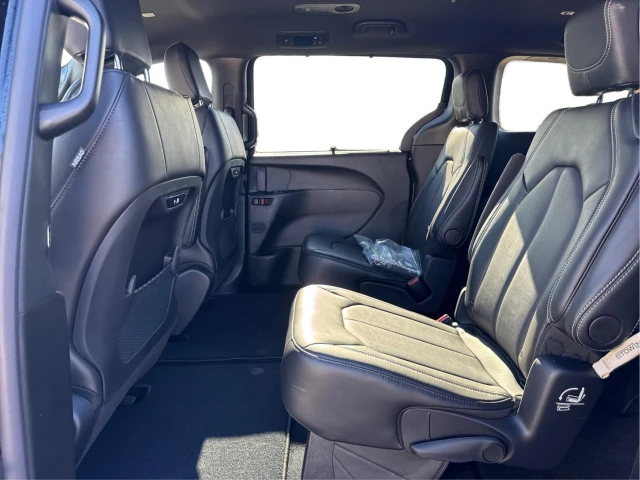 2027 Chrysler Pacifica Select, černá, 21 km, dovoz Kanada — foto 10 z 16