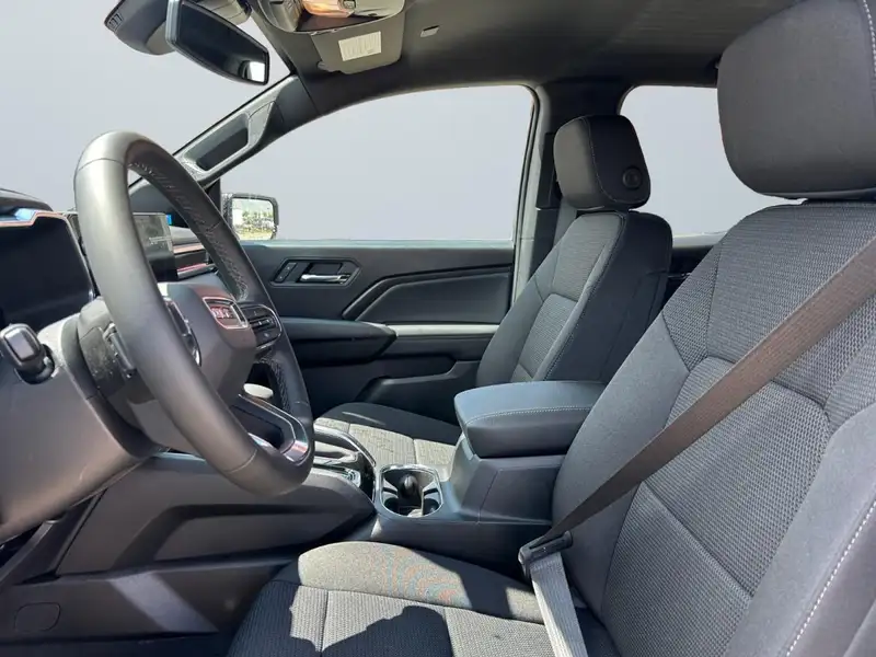 2026 GMC Canyon Elevation, stříbrná, 10 km, dovoz Kanada — foto 11 z 12