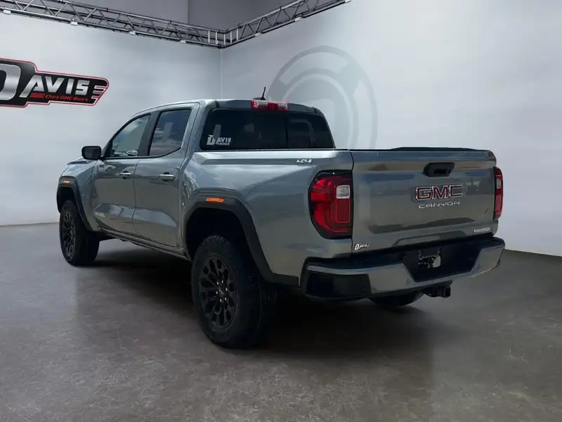 2026 GMC Canyon Elevation, stříbrná, 10 km, dovoz Kanada — foto 7 z 12