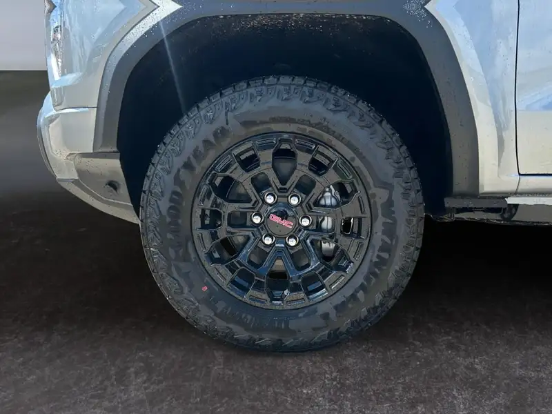 2026 GMC Canyon Elevation, stříbrná, 10 km, dovoz Kanada — foto 9 z 12