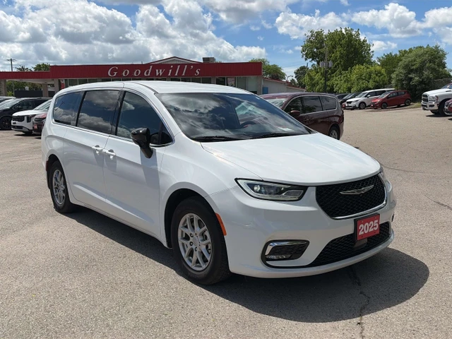 2025 Chrysler Pacifica SELECT, bílá, 16 000 km, dovoz Kanada — foto 2 z 19