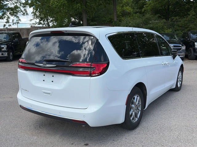 2025 Chrysler Pacifica SELECT, bílá, 16 000 km, dovoz Kanada — foto 8 z 19