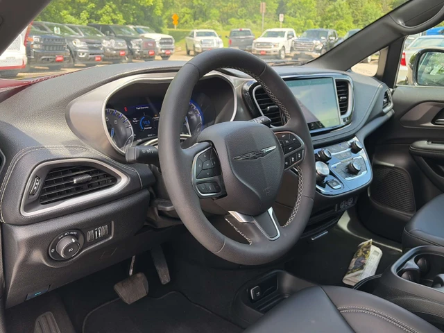 2025 Chrysler Pacifica SELECT, bílá, 16 000 km, dovoz Kanada — foto 9 z 19