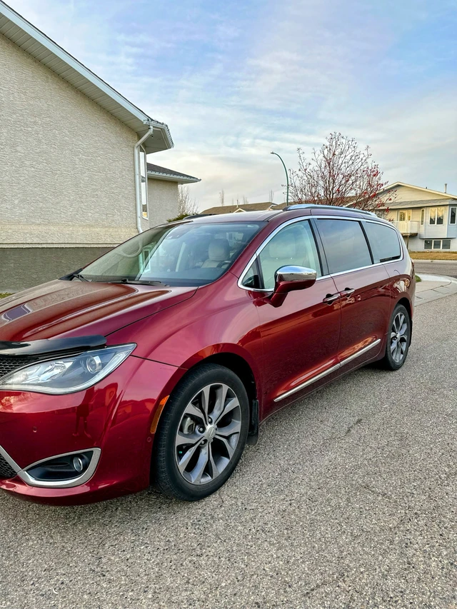 2017 Chrysler Pacifica, červená, 192 000 km, dovoz Kanada — foto 2 z 5