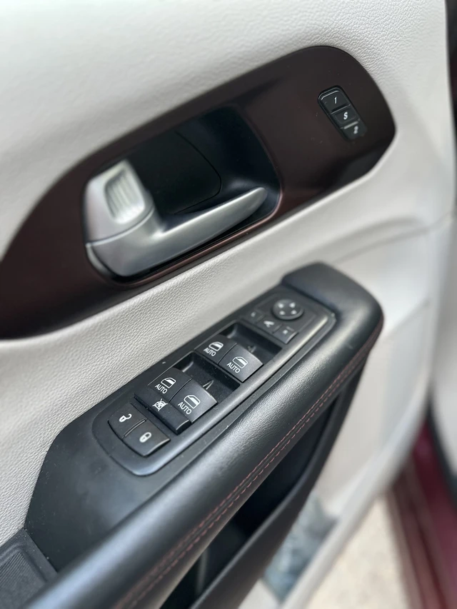 2017 Chrysler Pacifica, červená, 192 000 km, dovoz Kanada — foto 4 z 5