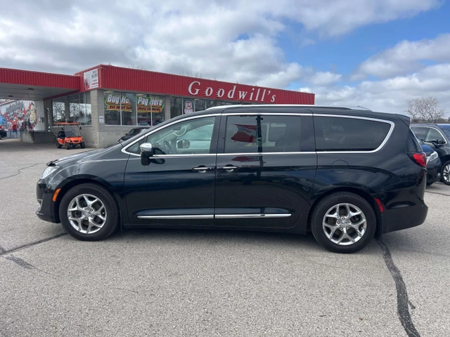 2018 Chrysler Pacifica LIMITED, černá, 137 000 km, dovoz Kanada — foto 3 z 19