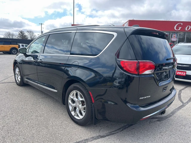 2018 Chrysler Pacifica LIMITED, černá, 137 000 km, dovoz Kanada — foto 4 z 19