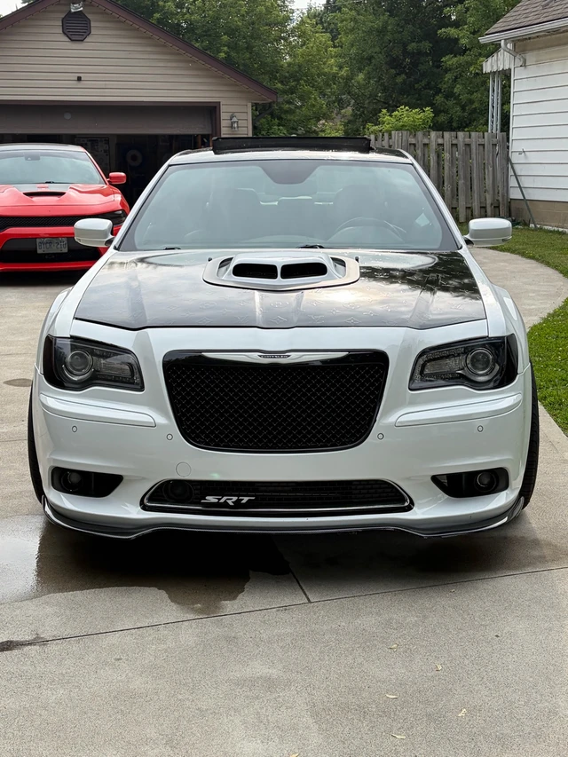 2012 Chrysler 300, 190 000 km, dovoz Kanada — foto 2 z 5