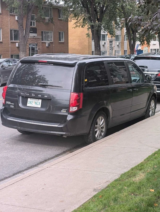 2015 Dodge Caravan, černá, 268 000 km, dovoz Kanada — foto 2 z 4