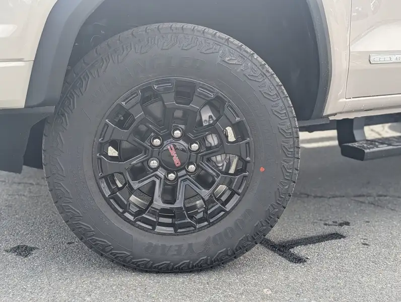 2026 GMC Canyon Elevation, hnědá, 11 km, dovoz Kanada — foto 11 z 12