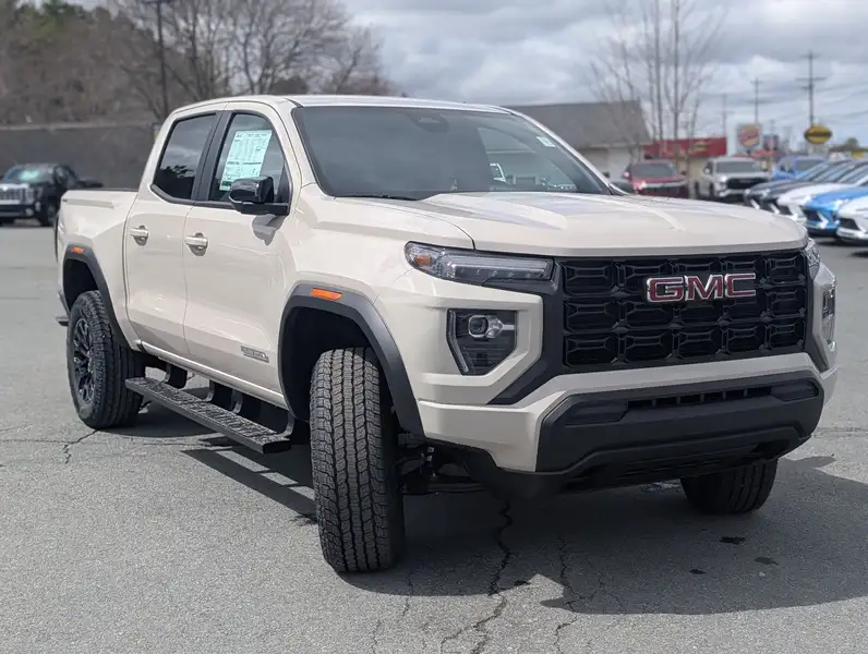 2026 GMC Canyon Elevation, hnědá, 11 km, dovoz Kanada — foto 3 z 12