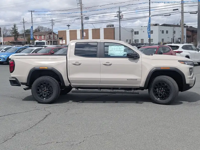 2026 GMC Canyon Elevation, hnědá, 11 km, dovoz Kanada — foto 4 z 12
