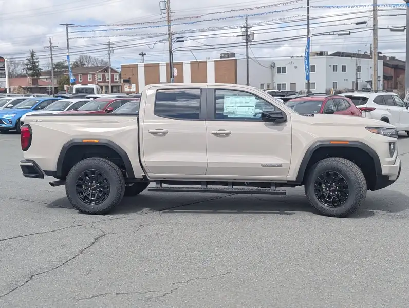 2026 GMC Canyon Elevation, hnědá, 11 km, dovoz Kanada — foto 5 z 12