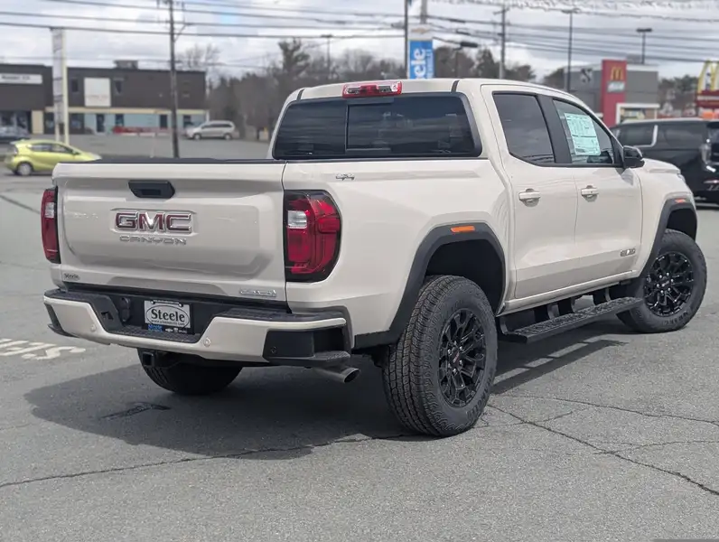 2026 GMC Canyon Elevation, hnědá, 11 km, dovoz Kanada — foto 6 z 12