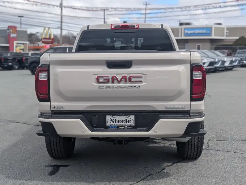 2026 GMC Canyon Elevation, hnědá, 11 km, dovoz Kanada — foto 7 z 12