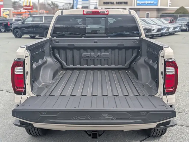 2026 GMC Canyon Elevation, hnědá, 11 km, dovoz Kanada — foto 8 z 12