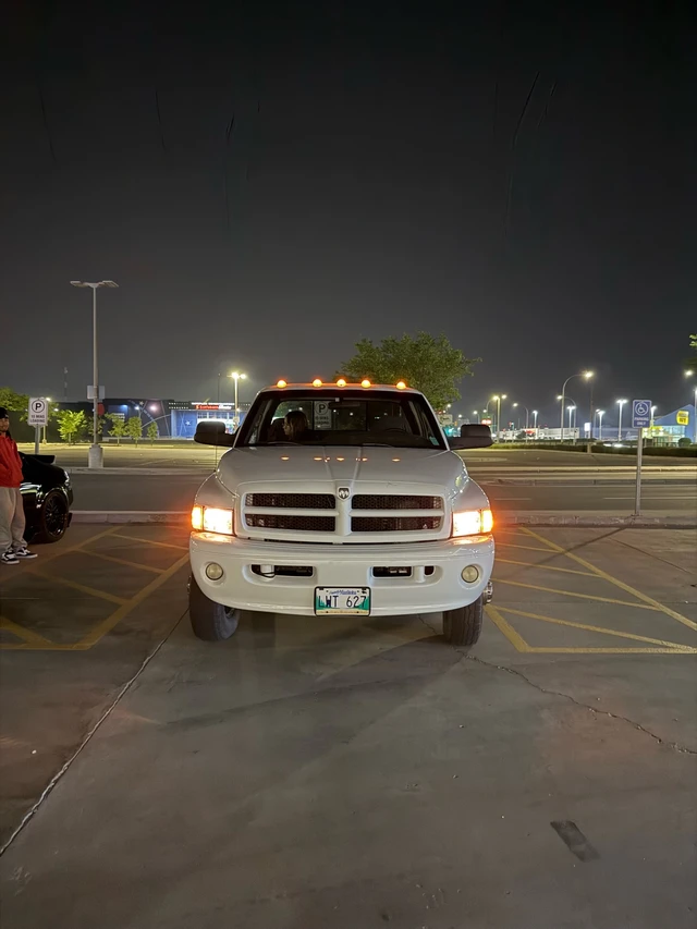 2001 Dodge Ram3500, bílá, 249 000 km, dovoz Kanada — foto 2 z 5