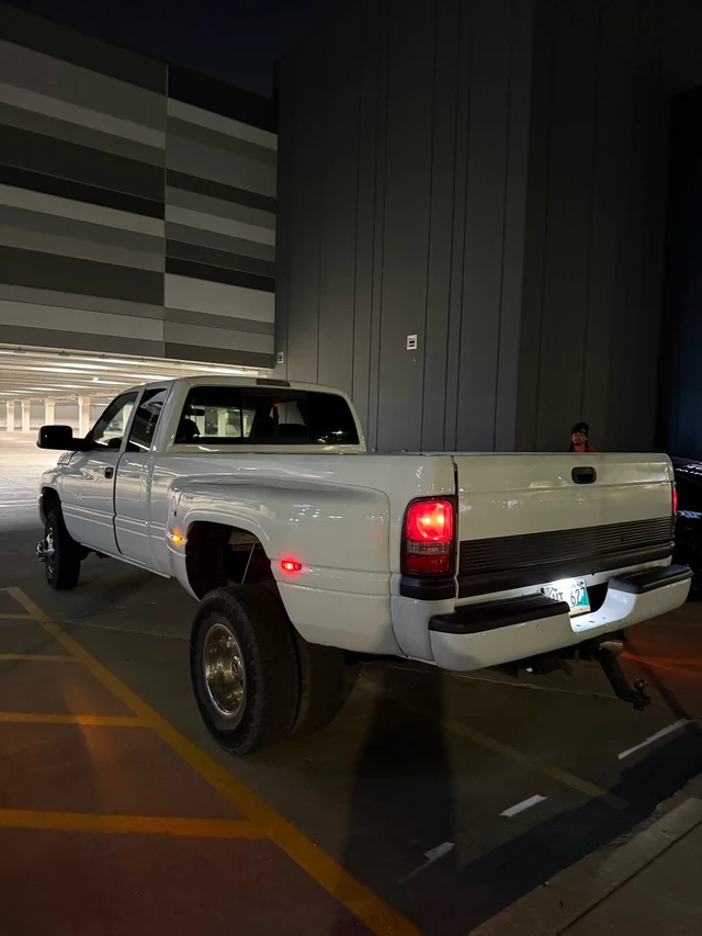 2001 Dodge Ram3500, bílá, 249 000 km, dovoz Kanada — foto 3 z 5